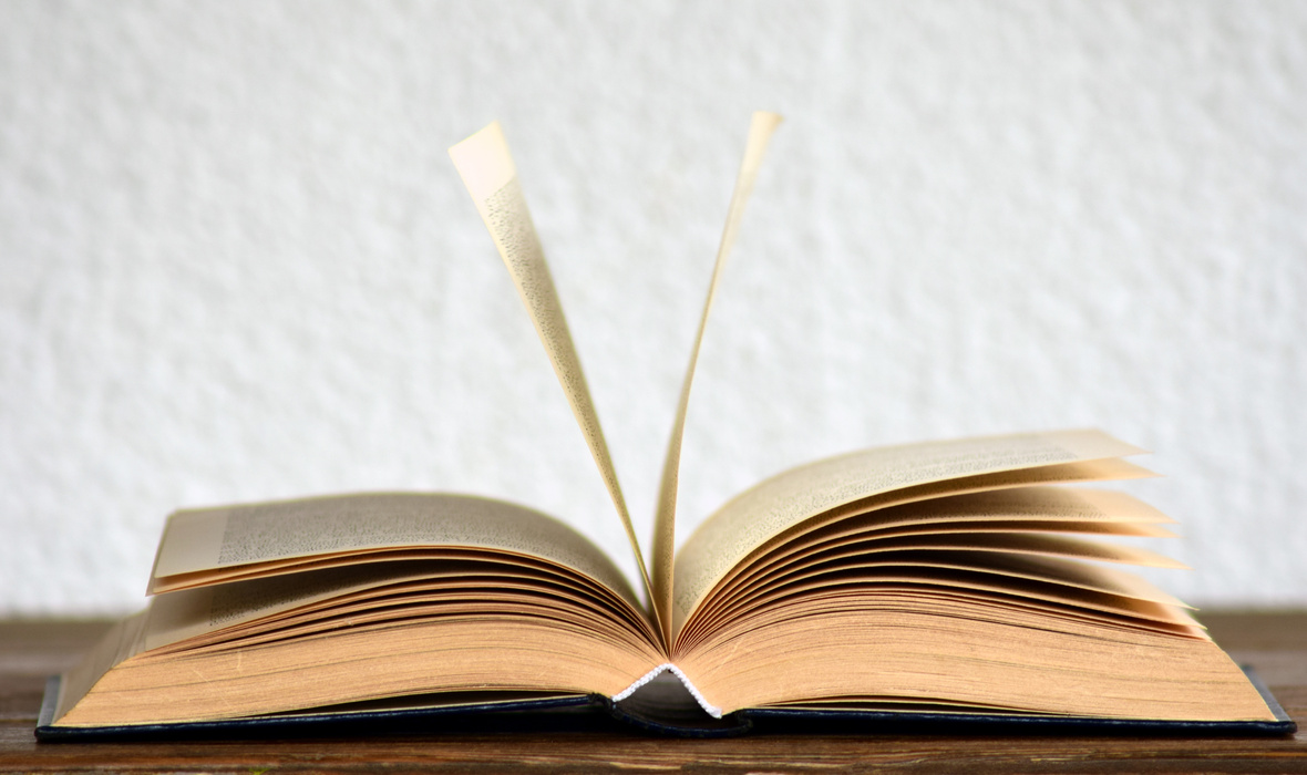 在表面上打开书页 Open Book Pages on Surface